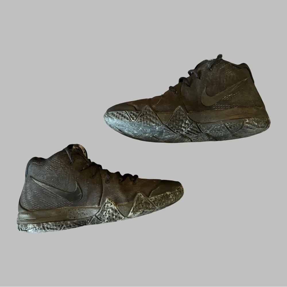 NIKE Kyrie 4 Blackouts Kids Basketball Shoes